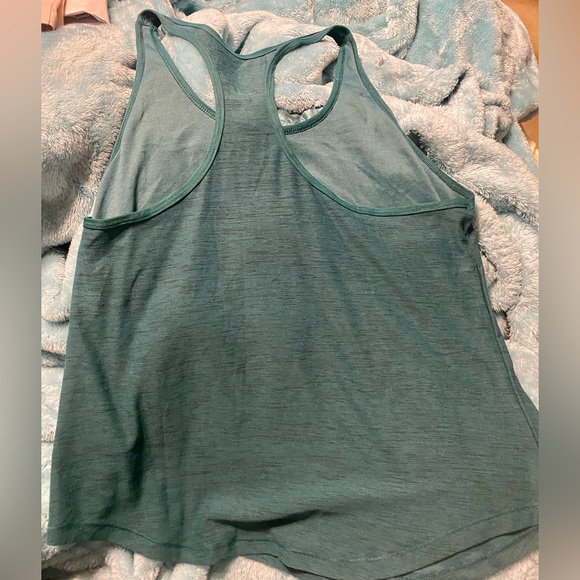 NWOT Old Navy Women’s Active Tank - Picture 2 of 2